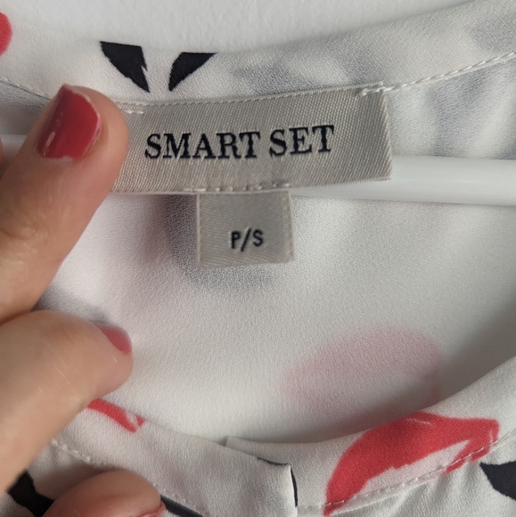 ๐ Kiss pattern light top - Picture 3 of 5